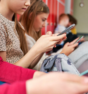 Quando i bambini sono online, non possiamo stare sempre con loro. Ma possiamo esserci per loro.